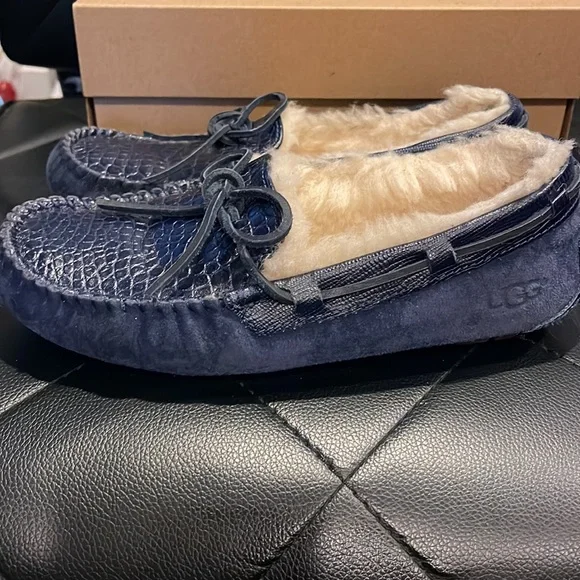 (SOLD) UGG Dakota moccasins - Picture 5 of 8